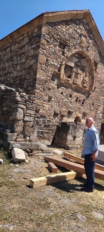 Тимерлан Умарович Кодзоев и  Ахмедхан Сампиев призвали всех отдыхающих воздержаться от посещения памятников, представляющих угрозу обрушения.   
                                                                                                                                                                                                                                                                                                     Сегодня, 14 августа руководитель Комитета Государственной охраны объектов культурного наследия республики Ингушетия Тимерлан Умарович Кодзоев и и.о. директора Джейрахско-Ассинского музея Ахмедхан Сампиев совершили инспекционную поездку к храму «Тхаба-Ерды» и башенному комплексу «Вовнушки», где в последнем начались работы по укреплению скального основания для проведения реставрационных работ. А в культовом памятнике проводятся работы по его укреплению для проведения археологических мероприятий, как правило, предваряющих восстановительные работы.                                              

Напомним, что оба исторических памятника находятся в критическом состоянии и для предотвращения их дальнейшего разрушения нуждаются в срочных противоаварийных работах.   

Пользуясь случаем, призываем всех отдыхающих, прежде всего, для своей же безопасности, воздержаться от посещения данных памятников, так как они находятся в аварийном состоянии и представляют угрозу обрушения!