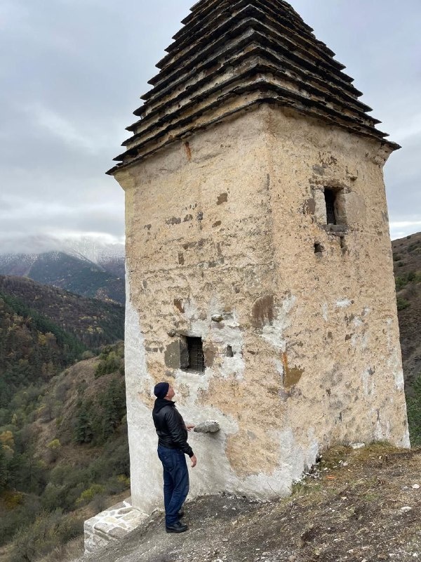 В Джейрахском районе Ингушетии  проведены противоаварийные работы по спасению разрушающегося склепа Меллер. 
 
Уникальная башнеобразная склеповая усыпальница с артефактами была на грани разрушения и безвозвратной потери. 

Склеп расположен в труднодоступном месте - на окраине башенного комплекса "Меллер", склеп трёхъярусный, высота его 9 метров, со ступенчато-пирамидальной кровлей, возведение которой в древности считалось верхом строительного искусства. 

Было повреждено скальное основание объекта и обрушены углы, что ставило под угрозу его устойчивость. 

Была разработана и одобрена научно-проектная документация, согласно которой были проведены восстановительные работы. 

Сохранение этого склепа являлось принципиальной задачей для властей республики, так как он являлся одним из самых крупных сохранившимся наземных могильников, что повышало его историческую значимость. 
