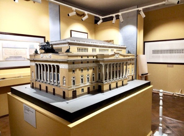 В музей-квартире Бродского на площади Искусств, 3 в Петербурге продолжает работать выставка "Умел рисовать как никто...".
   
В год 250-летия со дня рождения одного из главных зодчих Петербурга внимание сосредоточено на масштабе его влияния на город. В начале XIX века именно он инициировал переустройство центральных районов, в результате которого возникла разветвленная система ансамблей, объединившая площади и улицы вдоль главной магистрали и набережных Невы. Эти решения сформировали облик столицы и задали ее классическую гармонию.

Наследие мастера - это цельная архитектурная структура, где каждое сооружение работает на общее пространство. В музейных собраниях хранится одна из наиболее полных коллекций его графики, включающая проекты дворцов, театра, главных городских площадей и административных комплексов.