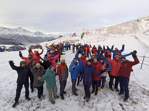 С 20 февраля в Джейрахском районе проходит альпинистский сбор на базе альплагеря «Кязи». Сейчас здесь находятся около 100 участников из различных регионов России — от Северного Кавказа до Владивостока.

На базе лагеря организованы смены по обучению альпинизму. В сборах участвуют как начинающие спортсмены, так и опытные альпинисты.

Также сейчас здесь проходит крупный сбор спортсменов из Санкт-Петербурга.

Инфраструктура «Кязи» позволяет круглогодично принимать большое количество гостей и обеспечивать комфортные условия проживания и тренировочного процесса. В шаговой доступности расположены маршруты различной категории сложности — от 1Б до 6А.

Напомним, что осенью прошлого года на базе лагеря прошёл Чемпионат России по альпинизму в классе первопрохождений с участием команд из ряда регионов страны.