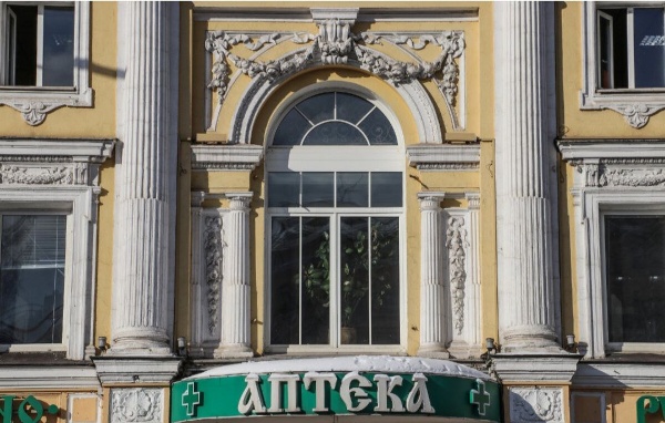 В Москве начались работы по реставрации фасадов Пречистенской аптеки - самой старой сохранившейся аптеки города. Здание в стиле эклектики связано с династией Форбрихеров - известных московских фармацевтов. 

Специалисты приведут в порядок лепной декор, карнизы, металлические элементы и аттик. Работы планируется завершить до конца года.

Историческое здание на Пречистенке построили в конце XVIII века как особняк под сдачу в аренду. А "лекарственная история" этого дома началась в 1809 году, когда купец Миляков сдал под аптеку второй этаж. В 30-х годах XIX века аптека была известна как Пречистенская, а в середине века ее вместе со всем домом приобрели два брата - провизор Карл Фридрих и магистр фармацевтики Генрих Форбрихеры, уроженцы города Дерпту, нынешнего Тарту. В 1874 году братья, воспользовавшись услугами архитектора Николая Михнева, реконструировали здание, достроив третий этаж, увенчав его аттиком. Третий этаж братья отвели под меблированные квартиры, первый отдали под магазины, а в подвале устроили медицинские лаборатории. В 1885 году владельцем дома стал архитектор Василий Барков, сохранивший аптеку на втором этаже. Аптека работала и в Гражданскую войну и в Великую Отечественную, и лишь в 1975 году переехала на 1-й этаж, где продолжает находиться и по сей день.