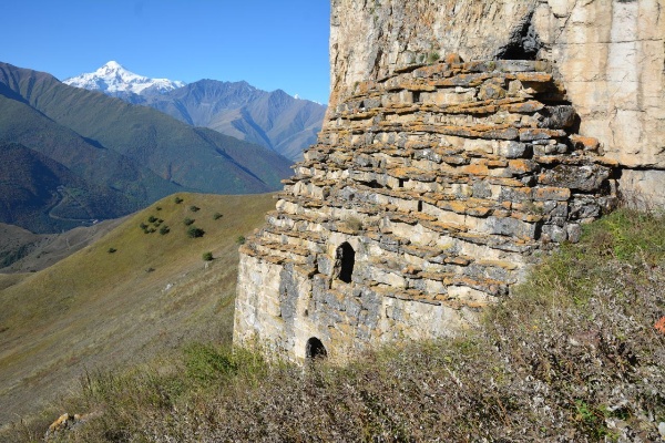 На южном склоне Столовой горы сотрудниками Джейрахско-Ассинского музея-заповедника, в рамках плана работы по выявлению и учету ранее неучтенных памятников архитектуры, и партнерами учреждения, в рамках внедрения на территории музея-заповедника Национальной системы управления объектами и безопасностью «Территория»,  продолжаются совместные исследования наскальных строений пещерного типа.

В результате проведенных работ определены локации еще нескольких строений, произведены замеры фронтальных и внутренних частей помещений, оконных и дверных проемов, отмечены все конструктивные элементы помещений и их особенности, произведена фотофиксация.

Заметки из полевых работ. 

Строение 7 представлено сплошной кладкой, закрывающей пещеру. На боковой стене расположены 3 небольшие оконные проемы квадратной формы, которые использовались для наблюдения и освещения внутренних частей помещения. На фронтальной стене расположены входной и большой оконный – на высоте 2,5 м от земли – , проемы.

По наличию отверстий для перекрытий во внутренней части строения, можно заключить, что строений было трёхъярусным.

Строение под номером 8 возведено на высоте 3 метров на площадке из скальной породы естественного происхождения, с фронтальной части сделана отмостка каменной кладкой до уровня пола. В верхней части восточной стены имеется небольшое окошко квадратной формы. Снаружи к входному проему ведут ступени.

Во внутренних углах пещеры отмечаются признаки сезонных источников воды.

В девятом строении прослеживаются характерные особенности наскального строения, присутствуют следы обработки скальной породы. Кладка не сохранилась. Ширина внутренней части 4,4 м, высота - 5 метров, глубина – 4,7 м.

Не случайно наши предки придавали этой горе сакральный смысл - она таит в себе много загадок.  

Наскальные строения, расположенные на склонах  горы - одно из проявлений таинства .

Мы привели некоторые детали очередных проведенных исследований, на данный момент завершена работа на 9 наскальных строениях, ранее было отмечено 6 строений, все они будут поставлены на государственный учет.