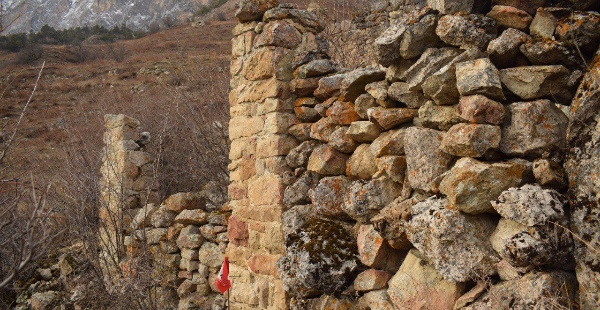 Специалисты Джейрахско-Ассинского государственного музея-заповедника совместно со специалистами "АСМ Групп" в рамках начавшейся программы по выявлению всех объектов культурного наследия Республики Ингушетия выявили и зафиксировали 84 объекта культурного наследия на башенном комплексе "Верхний Бархоне" в горной Ингушетии.

Уникальные каменные строения находятся в аварийном состоянии. Среди объектов выявлено - 53 стелы, 10 жилых и 1 полубоевая башня, 18 склепов, 1 каменная стена и 1 ранняя циклопическая постройка.

Партнеры проекта - Благотворительные фонды "САФМАР" и "Возрождение".