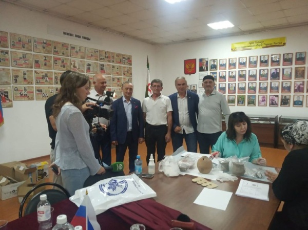 В ингушском государственном музее краеведения имени Тугана Мальсагова прошла торжественная церемония передачи представителями  Института археологии Кавказа более 200 археологических предметов, представляющие большой научный интерес.

Археологические раскопки, представленные в виде предметов быта, керамики, орудий труда, ювелирных украшений, были обнаружены в 2018 г. во время реконструкции федеральной автодороги «Кавказ» в Гамурзиевском административном округе и почти шесть лет хранились в Институте археологии Кавказа и за это время были детально изучены.

Ученые относят эти находки к кобанской археологической культуре позднего бронзового и раннего железных веков.   

Директор Института археологии Кавказа Бияслан Атабиев отмечает, что значимость этих находок выходит далеко за пределы Кавказа: «Керамические сосуды, произведения ювелирного искусства, имеющиеся среди передаваемых артефактов, дают представление о торговых путях, о торговых экономических связях, об уровне социально-экономического развития общества». 

Следует отметить, что работники Института археологии Кавказа провели большую работу по описанию и картографии этих предметов. Всего этих артефактов насчитывается более 4000, "приехавшие" в республику 200 предметов - это всего лишь первая партия, работа по возвращению оставшейся части будет продолжена.

Передача артефактов ингушскому музею краеведения состоялась благодаря совместной работе руководителя Комитета Государственной охраны объектов культурного наследия Кодзоева Т. У.,  и. о. директора Джейрахско-Ассинского музея-заповедника Сампиева А. А. и   директора Института археологии Кавказа Бияслана Атабиева, которые еще в конце 2023 года пришли к взаимному соглашению о возвращении всех находок  на свою историческую родину.