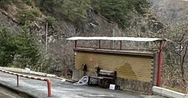 В рамках дизайн-проекта зоны отдыха по ул. Льянова в с.п. Джейрах возле завода «Обанхи» начались работы по демонтажу старой постройки.

Весь процесс по  благоустройству  новой общественной  территории будет проходить  строго по проекту.