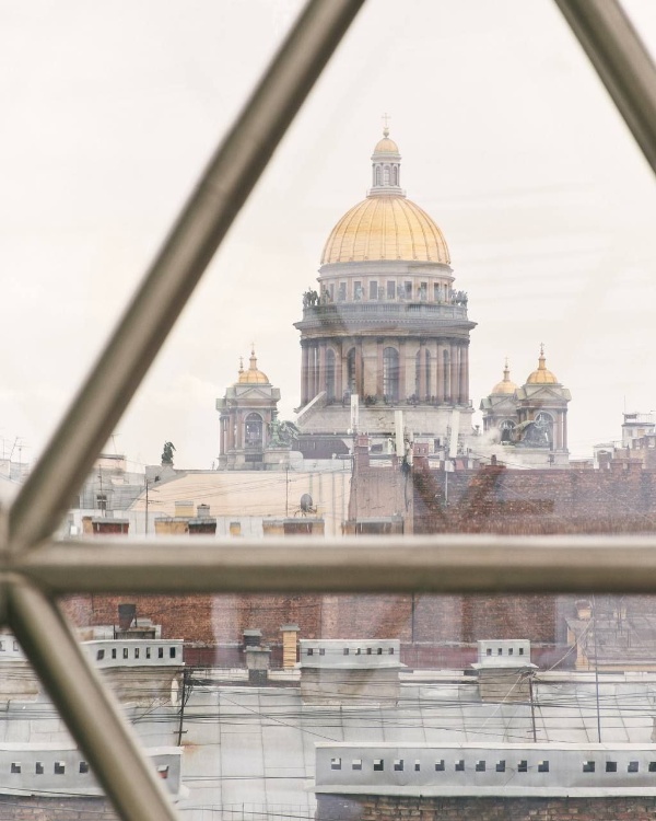 Уже летом в истории отеля "WAWELBERG" откроется новая глава - видовой двухуровневый пантхаус. Пространство на последних этажах станет флагманской резиденцией "WAWELBERG" - местом, где редкая архитектура, впечатляющая панорама Петербурга и приоритетный сервис соединятся в особый опыт проживания. Именно так отель продолжает свою философию: с вниманием к деталям и уважением к историческому контексту.

На первом уровне расположится панорамная гостиная с обеденной зоной и стильной барной стойкой. На втором, под куполом - просторная спальня с камином и отдельно стоящей ванной. Визуальным акцентом интерьера станет арт-объект Дейла Чихули - люстра "Коралловый закат".

Генеральный проектировщик отеля - "АСМ Групп".