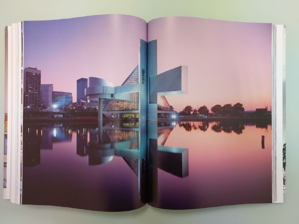 Новое приобретение в библиотеку компании - роскошное широкоформатное полноцветное издание "Modern Architecture A-Z".

Более 670 страниц представляют различные архитектурные стили, выдающихся архитекторов и их великие строения.

Издательство TASCHEN. 2022.
