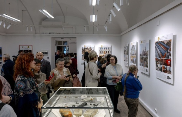 Вчера в выставочном зале здания Двенадцати коллегий Санкт-Петербургского государственного университета состоялось торжественное открытие выставки "Память и прогресс". Экспозиция организована СПбГУ, Всемирным клубом петербуржцев и оргкомитетом Международной премии "Золотой Трезини". Символично, что впервые в истории премии "Золотой Трезини" выставка работ ее лауреатов проходит в здании, возведенном по проекту самого Доменико Трезини. 

И конечно в экспозиции присутствуют работы от "АСМ Групп".