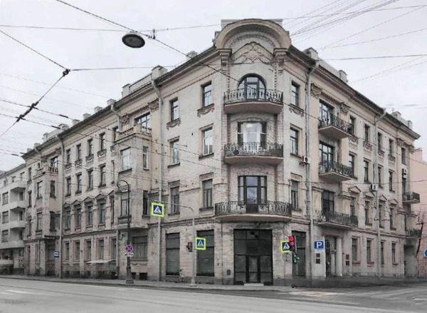 КГИОП Санкт-Петербурга присвоил статус объекта культурного наследия регионального значения Дому Мартынова, расположенному на пересечении Большой Монетной улицы и Каменноостровского проспекта.

До 1910 года в здании располагался коммерческий оранжерейный комплекс, каждое торговое заведение которого имело определенную направленность: разведение декоративных растений, древесный питомник, букеты и летние цветники, разведение плодовых деревьев. В 1910 году участок перешел в собственность генерала от кавалерии Андрея Дмитриевича Мартынова - российского военного деятеля, начальника штаба Донского казачьего войска. По его заказу арх. А.Хренов разработал проект четырехэтажного доходного дома в стиле эклектики с элементами классицизма и модерна. Позже по его же проекту была осуществлена трехэтажная пристройка и разработан проект надстройки со стороны двора.