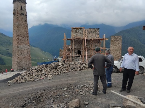 И.о. директора музея-заповедника Сампиев А.А., в рамках проведения надзора за проведением реставрационных, консервационных и противоаварийных работ, направленных на сохранение историко-архитектурных объектов горной Ингушетии, совершил инспекционную поездку к башенным комплексам «Морч» и «Хьамишки», где проходят восстановительные работы по согласованным проектам «АСМ Групп». Специалисты которых также проводят авторский контроль проводимых работ.

Так, например, в ходе проведенного последнего надзора были отобраны и отправлены в лабораторию для экспертизы образцы растворов, применяемые подрядчиком при реставрации.

Хамишки и Морч – это комплексы, расположенные в Джейраховском ущелье с множеством исторических объектов различной степени сохранности.

Напомним, что в сентябре прошлого года был завершен первый этап реставрационных работ на комплексе «Морч», в ходе которого были восстановлены одна боевая, одна полубоевая и одна жилая башни.

В Хьамишке можно наблюдать две отреставрированные боевые башни.