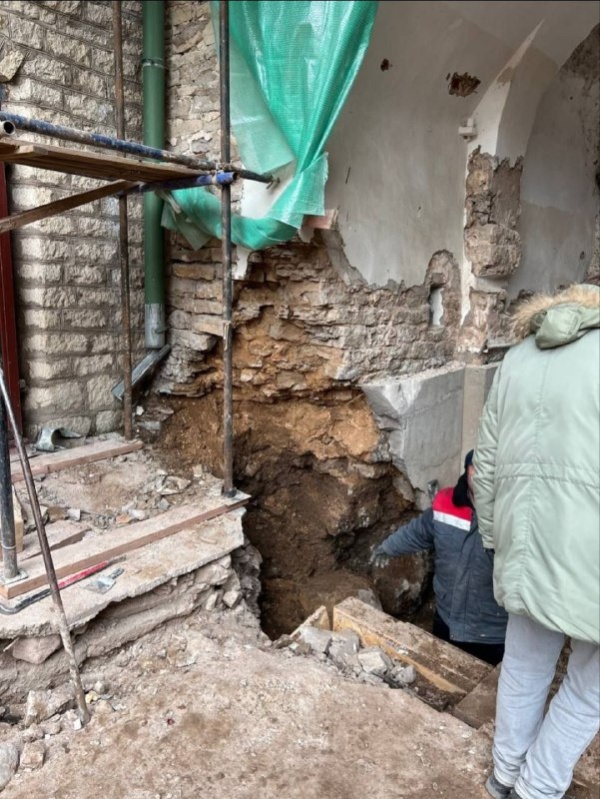 Продолжаются масштабные реставрационные работы по проекту "АСМ Групп" на объекте культурного наследия федерального значения "Башня Нижних решеток" на территории Псково-Печерского монастыря.

Руководство работами - АНО "Возрождение объектов культурного наследия города Пскова и Псковской области".