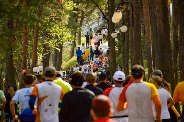 В минувшие выходные, в рамках официальных мероприятий, посвященных 100-летию Республики Ингушетия, состоялся ежегодный традиционный «Марафон Джейрах», являющийся самым сложным асфальтным марафоном России.

В 2024 году в мероприятии приняли участие спортсмены из 70 городов 34 Субъектов РФ, в том числе, спортсмены из Ингушетии. Мероприятие проходило на Республиканском курорте ЛОК “Армхи”.

Дистанции, которые преодолели спортсмены: 4, 8, 21 (классический полумарафон), и 42 км (марафон по правилам ОИ).

Итоговый протокол результатов VI «Марафон Джейрах» можно посмотреть здесь: https://t.me/djeirahmarathon/119.

Стоит отметить, что участники от Ингушетии отличились на всех дистанциях, заняв высокие позиции в итоговом протоколе.

В частности, 1 место на дистанции 4 километра занял Накастоев Магомед, а на дистанции 21 километр 2 место взял Лимаев Михаил.

Во время общей программы мероприятия также состоялся забег на Ляжгинский водопад и детский забег на 500 метров.

«Марафон Джейрах» проводился при активной поддержке Администрации Джейрахского района и лично Главы района, Комитета по туризму Республики Ингушетия и лично Главы комитета, Руководства Национального курорта “Армхи”,  Комитета государственной охраны объектов культурного наследия, сотрудников Джейрахско-Ассинского музея - заповедника и лично директора, оператора Национальной системы “Территория”, и других организаций.

Особую благодарность за всестороннюю помощь в подготовке и проведении мероприятия, организаторы выражают всем медицинским службам Джейрахского района и Республики, спасотряду МЧС, МВД, а также обычным гражданам, которые приехали поддержать мероприятие, оказывали помощь на маршруте и пунктах питания.

Уже запланирован 7-й Джейрах, который может пройти в формате всероссийского фестиваля. 

Организаторами "Марафона Джейрах" выступает АНО "Объединенные Территории Кавказа".