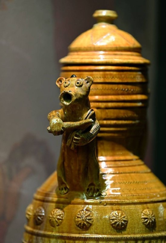 В Историческом музее открылась роскошная выставка, посвященная работам скопинских мастеров XIX века.

Более 80 произведений представлены в Кабинете председателя в Главном здании Исторического музея. Уникальные фигурные сосуды, подсвечники, скульптуры и изразцы, вдохновленные народным фольклором собраны в три основных раздела выставки.

Керамисты Скопина черпали свое вдохновение из народных сказаний и переносили любимые образы в пластические формы керамики, где мифические персонажи соседствуют с животными и людьми. 

Центр художественной керамики возник в Скопине рязанской губернии в 1860-е годы и существовал до 1917 года.