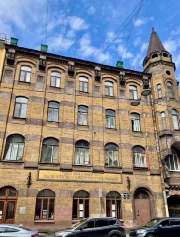 Дом общества распространения религиозно-нравственного просвещения на Стремянной улице, 20 в Петербурге признан региональным памятником. 

Общество, созданное в 1881 году, открывало в Санкт-Петербурге храмы, школы, благотворительные заведения, типографии, а также создавало книжные склады для продажи по низкой цене книг религиозно-нравственного содержания и открыло пять библиотек.

Одна из библиотек расположилась в здании на Стремянной улице, 20. Проект дома составил в 1899 году Густав фон Голи. Позднее проект был переработан архитектором Германом Гриммом, который выполнил фасады в стиле кирпичной северогерманской готики. 

По материалам КГИОП СПб.