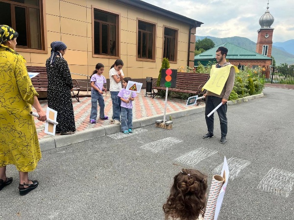 25 июля 2025 года Дом культуры с.п. Джейрах организовал яркую познавательно-игровую программу по ПДД «Тише едешь — дальше будешь». 

Участники весело и с пользой изучили правила дорожного движения, играя в тематические игры и соревнуясь в конкурсах. Весёлый праздник привил детям и взрослым важные навыки безопасного поведения на дороге.