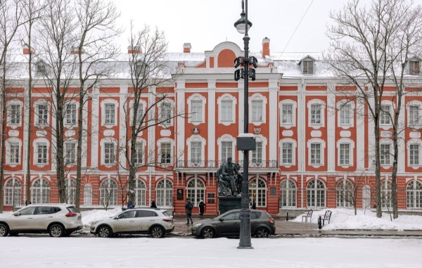 Вчера в выставочном зале здания Двенадцати коллегий Санкт-Петербургского государственного университета состоялось торжественное открытие выставки "Память и прогресс". Экспозиция организована СПбГУ, Всемирным клубом петербуржцев и оргкомитетом Международной премии "Золотой Трезини". Символично, что впервые в истории премии "Золотой Трезини" выставка работ ее лауреатов проходит в здании, возведенном по проекту самого Доменико Трезини. 

И конечно в экспозиции присутствуют работы от "АСМ Групп".