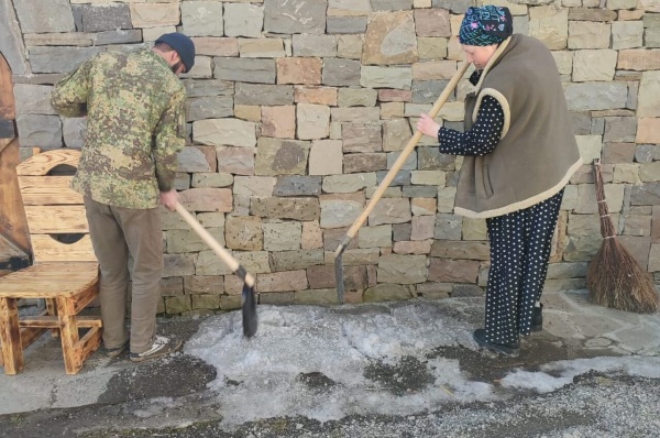 В преддверии открытия нового сезона в Шаройском историко-архитектурном комплексе провели масштабный субботник. Сотрудники комплекса привели в порядок территорию и помещения, готовясь к приему посетителей после зимнего периода.

В рамках субботника были реализованы работы по облагораживанию территории и наведению чистоты внутри зданий. Эти мероприятия направлены на создание комфортной и привлекательной среды для будущих посетителей Шаройского историко-архитектурного комплекса.