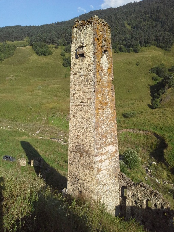 Лялах – крупный башенный поселок замкового типа на крутом горном склоне, в 0,3 км северо-восточнее Хяни. Сейчас здесь можно видеть поврежденные 3 боевые и полуразрушенные жилые строения в замковых комплексах позднего средневековья. 

Постройки размещаются на склоне ярусами. Боевые башни, являвшиеся ключевыми опорными центрами отдельных, но тесно взаимосвязанных сложных замков, 5-этажные и достигают в высоту 26,00 м. Две из них, ориентированные сводчатыми дверными проемами соответственно на восток и на юг, в плане квадратные, имеют пирамидально-ступенчатую крышу (12 сланцевых плит с венчающим крупным конусовидным камнем). У третьей боевой башни крыша отсутствует.

По содержательным местным преданиям, эта башня в прошлом так и не была заселена: зодчий неоднократно возводил пирамидальную крышу с обязательным завершающим «благословенным» камнем, но каждый раз она рушилась. Не помогли и принесенные святилищу богини плодородия Тушоли обильные жертвоприношения. Жрецы объяснили это как плохое предзнаменование, и хозяин вынужден был отказаться от данной боевой башни. Она так и осталась недостроенной, хотя ее стены уже достигали 25-метровой высоты.