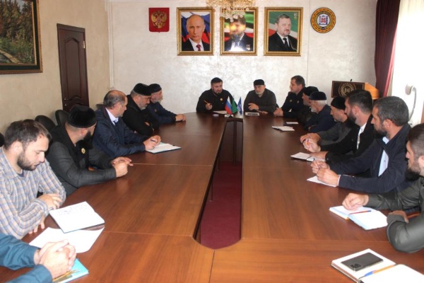 Уполномоченный по правам человека в Чеченской Республике Мансур Солтаев совместно с сотрудниками своего аппарата совершил визит в Шаройский муниципальный район Чеченской Республики. В районной администрации он провел встречу с руководителем района Рамазаном Магомедовым и главами сельских поселений. 

Его ознакомили с созданными руководством республики условиями для комфортного проживания жителей района. Глава муниципалитета Рамазан Магомедов отчитался о проведении строительных работ в районе: это новые социальные объекты,   общеобразовательные учреждения, дороги и т. д. Были осуществлены акции регионального общественного фонда имени Героя России Ахмата-Хаджи Кадырова, в ходе которых местные жители получили продовольственную помощь, а также была проведена реконструкция старых зданий и памятников архитектуры.

Кроме того, в рамках визита Мансур Солтаев также посетил селение Кенхи и встретился с местными жителями, обговорив насущные проблемы и выразив готовность оказать помощь в их решении.

"Поездка в район была интересной, познавательной и очень полезной. Глава муниципалитета Рамазан Магомедов выразил готовность к взаимодействию. Договорились укреплять наши контакты в вопросах защиты социальных прав граждан", - отметил Солтаев.