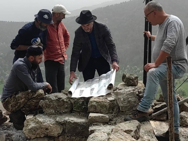 Два года назад была разработана региональная программа восстановления средневековых архитектурных памятников Ингушетии. И сегодня в наших величественных горах активно ведется работа по возрождению уникальных башенных комплексов, которые являются гордостью ингушского народа. 
 
К примеру, с начала года группа «САФМАР» приступила к работам на десяти объектах, включая те, что находятся под угрозой исчезновения. Работы уже ведутся на башенных комплексах Эбан и скоро завершатся на Гоусте, также известном как Обн-Хо.  
 
Восстановление Кели и Пуй идёт полным ходом, археологические исследования продолжаются на храме Тхаба-Ерды. В ближайших планах – начать работы на Вовнушках. 
 
Хочу подчеркнуть, что проводимая работа – это не просто реставрация камня, это возрождение нашей истории и уважения к предкам. Мы не остановимся на достигнутом и будем продолжать важную миссию восстановления.  
Наш долгосрочный план на 5–10 лет охватит множество монументов, чтобы наши дети и внуки могли увидеть и по-настоящему оценить величие духа ингушского народа.