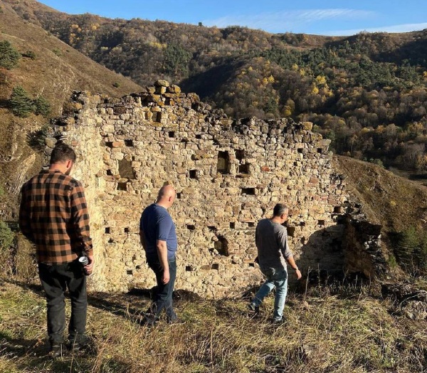 Два года назад была разработана региональная программа восстановления средневековых архитектурных памятников Ингушетии. И сегодня в наших величественных горах активно ведется работа по возрождению уникальных башенных комплексов, которые являются гордостью ингушского народа. 
 
К примеру, с начала года группа «САФМАР» приступила к работам на десяти объектах, включая те, что находятся под угрозой исчезновения. Работы уже ведутся на башенных комплексах Эбан и скоро завершатся на Гоусте, также известном как Обн-Хо.  
 
Восстановление Кели и Пуй идёт полным ходом, археологические исследования продолжаются на храме Тхаба-Ерды. В ближайших планах – начать работы на Вовнушках. 
 
Хочу подчеркнуть, что проводимая работа – это не просто реставрация камня, это возрождение нашей истории и уважения к предкам. Мы не остановимся на достигнутом и будем продолжать важную миссию восстановления.  
Наш долгосрочный план на 5–10 лет охватит множество монументов, чтобы наши дети и внуки могли увидеть и по-настоящему оценить величие духа ингушского народа.