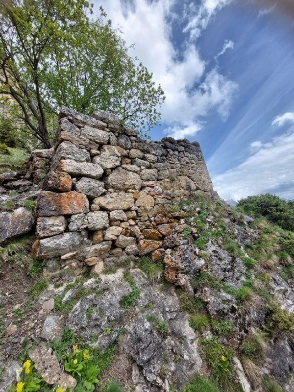 Келийское святилище находится севернее поселка Кели и северо-западнее селения Ког, на южном склоне горы Цей-Лам. Постройка одноэтажная,  полуразрушена, в плане прямоугольная, ориентирована по линии С-Ю и ранее располагала двускатно-ступенчатой крышей. Толщина стен 60 см, кладка полигональная. Святилище было обнаружено и подвергнуто археологическим раскопкам М.Б.Мужехоевым в 1980 г. Внутри святилища были обнаружены кости жертвенных животных, наконечники стрел, серьги, бусы, колокольчик. 