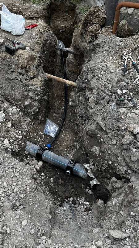 Продолжаются работы по присоединению (врезке) объектов к новому водопроводу по ул. Льянова. На сегодняшний день сделано  более 40 отводов.