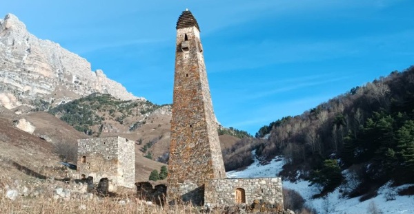 Специалисты Джейрахско-Ассинского музея-заповедника продолжают работы по фиксации и учету памятников истории и культуры совместно со специалистами АСМ ГРУПП.

В эти дни работы проведены на архитектурных комплексах «Говзт», «Хьарп», «Морч» и «Ний».

В Морче учтено и зафиксировано различной степени сохранности 23 ОКН – святилище, склепы подземные, полуподземные, башни жилые, боевые, полубоевые, в Гоусте - 34 ОКН, в Хьарпе - 115 объектов, в том числе погребальные стелы.

В живописном комплексе «Ний» зафиксировано 222 ОКН, среди которых 5 боевых , 2 полубоевые и 34 жилых башен, 37 склепов, 3 разноплановых святилища и 135 погребальных стел. Одной из важных находок являются остатки старой разрушенной мельницы, обнаруженные на юго-восточной стороне комплекса.

Напоминаем, что осенью прошлого года был завершен первый этап реставрационных работ на комплексах «Хьарп» и «Морч». В «Хьарпе» отреставрированы три жилые башни, в «Морче» – одна боевая, одна полубоевая и одна жилая башни. В Ний завершен 2 этап реставрационных работ, в ходе которого завершена реставрация 4 боевых башен, 1 полубоевой и 7 жилых башен.  

Партнерами проекта являются благотворительные фонды «САФМАР» и «Возрождение».  