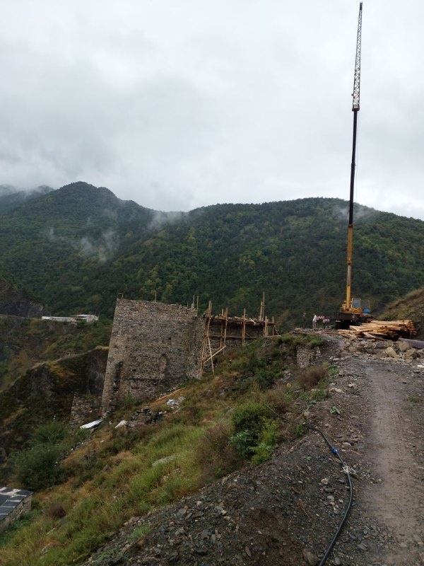 Специалисты "АСМ Групп", несмотря на непрекращающийся ливень, осуществили авторский надзор за реставрационными работами на башенном комплексе "Эбан" в горной Ингушетии. Компания "МК Рест-Строй" заканчивает реставрацию еще двух каменных жилых башен.

Партнеры проекта - Благотворительные фонды "САФМАР" и "Возрождение".