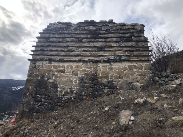 Башенный комплекс Бархане расположен на юге Республики Ингушетия, у подножия горы Цей-Лоам в Джейрахском районе, на высоте 1400 метров над уровнем моря, к северу от Эгикала.  

Он состоит из двух позднесредневековых замковых комплексов, в каждом из которых имеется пятиэтажная боевая башня с плоской крышей. Помимо них, в первом (северном) замке сохранились четырехэтажная полубоевая башня и шесть жилых строений. Во втором (южном) замке было восемь жилых башен. Конструкция обоих комплексов была такова, что попасть в боевые башни можно было только из пристроенных к ним жилых сооружений, а весь замок был обнесен оборонительной стеной.  На северо-западной окраине поселка стоит средних размеров святилище. 

Местные жители данного поселения в позднем средневековье специализировались на возведении наиболее совершенных и сложных в техническом исполнении каменных построек. 
 
Входит в состав Джейрахско-Ассинского государственного историко-архитектурного и природного музея-заповедника. Является выявленным объектом культурного наследия и охраняется государством.