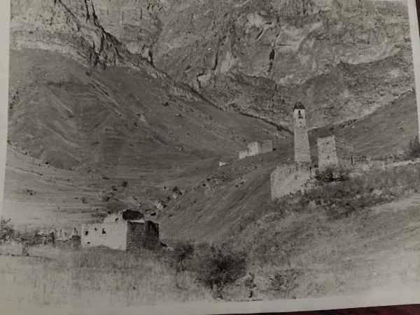 Архивные фотографии башенных комплексов "Дошхакле " и "Кхарт".

В Дошхакле на переднем плане боевая башня, крыша которой, согласно письменным источникам, была повреждена ударом молнии в 1958 г. 