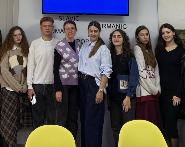 В ИПРИМ прошло первое заседание языкового клуба «Deutsch macht Spaß», посвящённое Дню германского единства.

Мероприятие собрало студентов 2-4 курсов, изучающие немецкий язык. Обучающиеся смогли познакомиться с историей объединения ФРГ и ГДР в 1990 году, а также обсудить современные вызовы европейской интеграции и роль Германии в международных отношениях.

«День германского единства – это не только историческая дата, но и напоминание о важности диалога, взаимопонимания и стремления к миру», – отметила доцент кафедры западноевропейских языков и культур ИПРИМ Гаджимурадова М.Г.