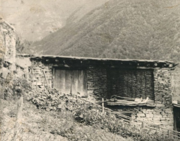 Центральный государственный исторический архив Грузии, расположенный в Тбилиси, продолжает выдавать историкам "АСМ Групп" уникальные исторические фотографии горной Ингушетии. На сегодняшних снимках - исчезнувшие постройки Башенного комплекса Эрзи.