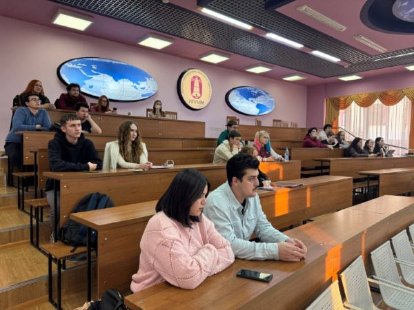 Встреча с победительницей стипендиального конкурса Благотворительного фонда Владимира Потанина.

Победительница стипендиального конкурса Фонда В. Потанина, Алиева Марина Юрьевна, которая в настоящее время является преподавателем ПГУ. На встрече студенты узнали подробнее о стипендиальном конкурсе для магистрантов, его этапах и необходимых документах для подготовки заявки.