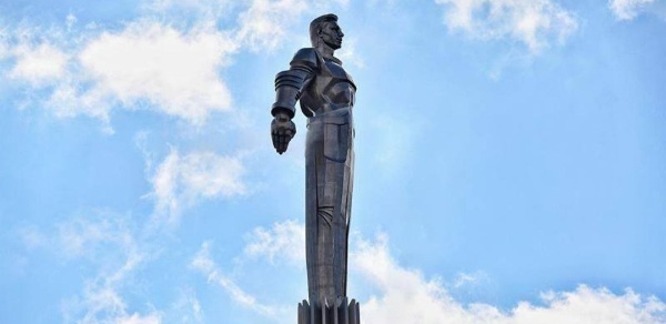 Памятник Гагарину внесли в государственный реестр объектов культурного наследия.

Монумент работы скульптора Павла Бондаренко, посвященный Юрию Гагарину, открыли в Москве 04 июля 1980 года к XXII летним Олимпийским играм. Его изготовили из титана, который используется при строительстве космических кораблей. Место для установки памятника выбрали не случайно - именно по Ленинскому проспекту Гагарин въехал в город из аэропорта Внуково, чтобы доложить об итогах первого полета в космос.