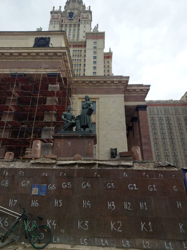 Полным ходом идет реставрация Московского государственного университета на Воробьевых горах. Сегодня архитекторы "АСМ Групп" проводят инспекцию по выполненным работам, а уже завтра "покатаются" на подъемниках по фасадам и поднимутся на шпиль, высота которого более 200 метров.