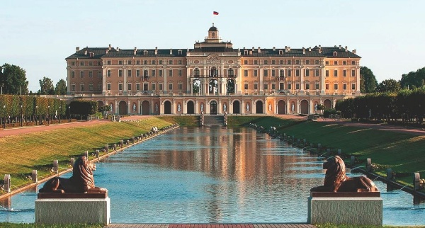 Константиновский дворец с парком в Стрельне - один из самых значимых проектов реставрации и приспособления от "АСМ", получивший многочисленные награды в области архитектуры, в том числе Государственную премию Российской Федерации. 

Тяжелейшая и ответственная работа архитекторов компании в течении трех лет полностью воссоздала и преобразила дворец, разрушенный в годы войны и в советский период. 

На сегодняшний день все встречи Президента РФ на высшем уровне в Санкт-Петербурге проходят именно здесь - во "Дворце Конгрессов".