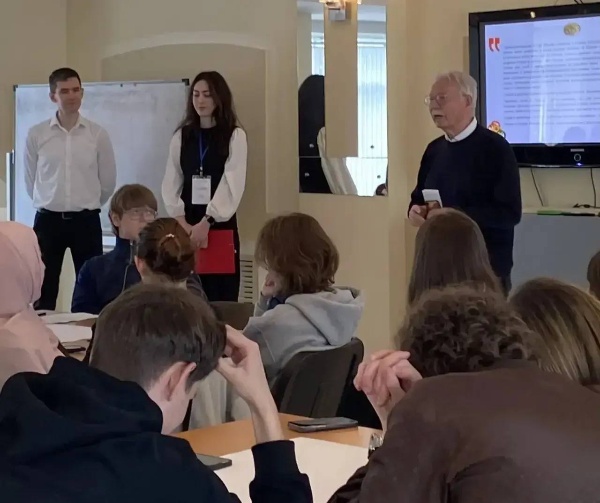 «Гастрономический глобус»: школьники Кисловодска познакомились с ИИЯМТ ПГУ через языки и кухни мира.

Институт иностранных языков и международного туризма ПГУ принял учащихся школы №2 г. Кисловодска с углублённым изучением английского языка. Встреча прошла в рамках профориентационного проекта «Школа–Вуз–Регион».

Для школьников организовали необычное гастрономическое путешествие, в ходе которого иностранные языки стали инструментом знакомства с культурой, туризмом и индустрией гостеприимства. Учащиеся представили гастрогид по Кисловодску на английском языке, а преподаватели и носители языков ИИЯМТ познакомили гостей с гастрономическими традициями разных стран и культур.

«Гастрономический глобус» стал ярким примером того, как изучение языков помогает открывать мир, выстраивать межкультурный диалог и делать первые шаги к будущей профессии.