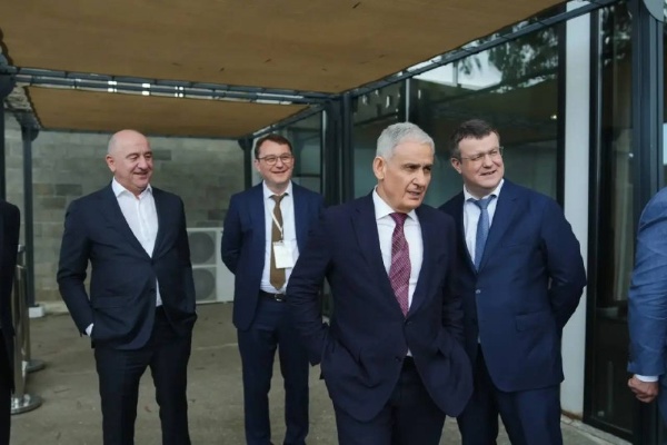 Опыт Кавказ.РФ по созданию туристских ОЭЗ востребован в Абхазии.

Экономический форум «Абхазия. Инвестиции в будущее» проходит на фоне активного развития российско-абхазских отношений и реализации совместных инвестпроектов. Открывали площадку Президент Абхазии Бадра Гунба, первый заместитель руководителя администрации президента России Сергей Кириенко, министр экономического развития России Максим Решетников. 

Делегация Кавказ.РФ во главе с Андреем Юмшановым представила работу государства в области развития территорий Северного Кавказа. 

О мерах господдержки и про работу, которую проводится на территории СКФО совместно с Минэкономразвития РФ и которая позволила округу расти в основных социально-экономических показателях, рассказал гендиректор Кавказ.РФ: «Инвестиции в основной капитал увеличились на 77%, валовый региональный продукт на 32%, а безработица снизилась практически вдвое. И это все за 5 лет! Мы готовы делиться опытом и участвовать в совместных проектах, чтобы помогать в улучшении инвестиционной среды на сопредельных территориях». 

Как туризм влияет на развитие экономики территории, поделился опытом исполнительный директор Кавказ.РФ Хасан Тимижев: «Всё это не просто новые объекты — это новые рабочие места, новые субъекты малого бизнеса, увеличение доходов, прирост населения и его социальное благополучие.  И мы готовы оказать Абхазии всё необходимое содействие в решении самых амбициозных задач развития инфраструктуры туризма».

В ответном слове модератор круглого стола и министр туризма Абхазии Астамур Логуа отметил профессионализм команды Кавказ.РФ и выразил надежду на дальнейшее сотрудничество: «Надеюсь, что много интересных проектов вместе с вами реализуем. Очень приятно видеть то, что вы уже сделали на Северном Кавказе. Мы здесь совсем недалеко, надо нам еще ближе стать». 