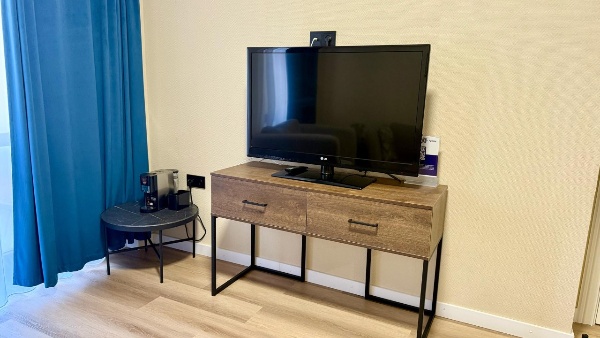 В отеле «Армхи» в номерах категории «Люкс» и «Президентский» появилась капсульная кофемашина — теперь ваш утренний кофе с видом на горы станет ещё приятнее.

Выбирайте любимый формат — эспрессо, американо, латте или капучино — и наслаждайтесь свежесваренным напитком, не выходя из номера.

Это бесплатный дополнительный сервис для гостей, созданный, чтобы сделать отдых в горах по‑настоящему комфортным и уютным.
