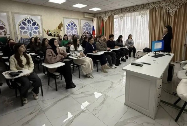 В ИПРИМ прошёл студенческий круглый стол, посвящённый Всемирному дню борьбы со СПИДом.

Иностранные студенты из Китая также приняли участие в круглом столе. В ходе обсуждения они поделились своими взглядами на профилактику ВИЧ-инфекции, обменялись опытом просветительской работы в своих странах и подчеркнули важность международного сотрудничества в вопросах здравоохранения и повышения осведомлённости о заболевании.

Участники круглого стола отметили, что подобные встречи помогают повысить уровень информированности о ВИЧ-инфекции и сформировать ответственное отношение к собственному здоровью.