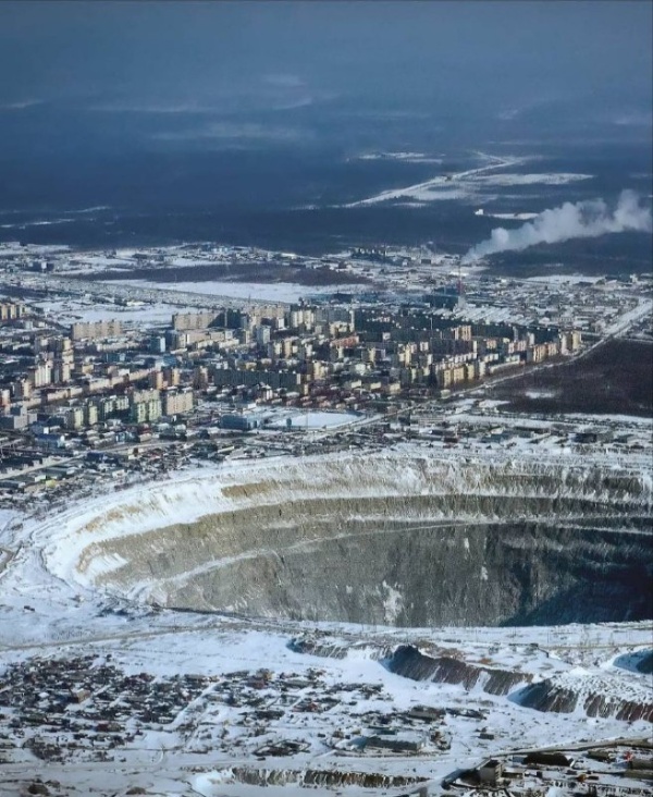 Алмазный карьер "Мир" в городе Мирный в Якутии - самый большой карьер по добыче алмазов на территории России, где их добыча ведется уже несколько десятилетий. В 1980 году именно здесь был найден крупнейший камень за всю историю советского алмазного промысла. В итоге глубина карьера составляет 525 метров, а диаметр более километра. Именно здесь, в Мирном, "АСМ Групп" занималось три года назад проектом реконструкции отеля "Azimut" для компании "Алроса".