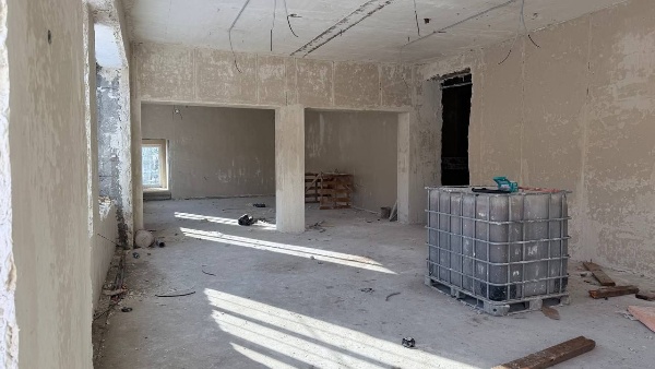 В Назрани продолжается капремонт здания Ингушского государственного молодежного театра.

Что уже сделано:
Завершены основные строительно-монтажные работы.
Возведены стены и перегородки.
Установлены оконные блоки.
Залито основание пола.
Выполнена разводка электросети.

Ремонт проводится в рамках федерального проекта «Семейные ценности и инфраструктура культуры» нацпроекта «Семья».

Завершение работ запланировано на 2027 год. 