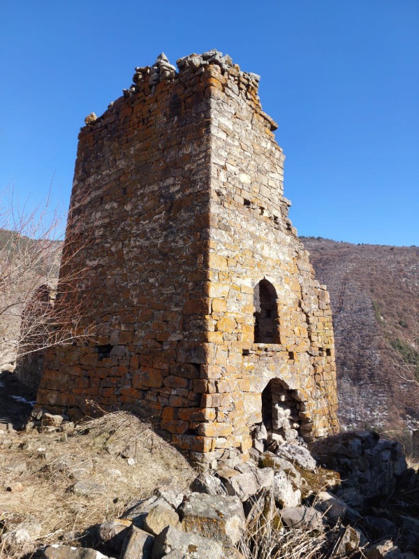 Специалисты "АСМ Групп" выявили, разметили и отсканировали все исторические каменные строения на башенных комплексах Гьаги Г1алаш, Дошхакле и Фуртог в горной Ингушетии. Полученные данные по боевым и жилым башням, а также склепам будут обработаны и войдут в единую информационную базу объектов культурного наследия, создаваемую при поддержке Благотворительного фонда "САФМАР".