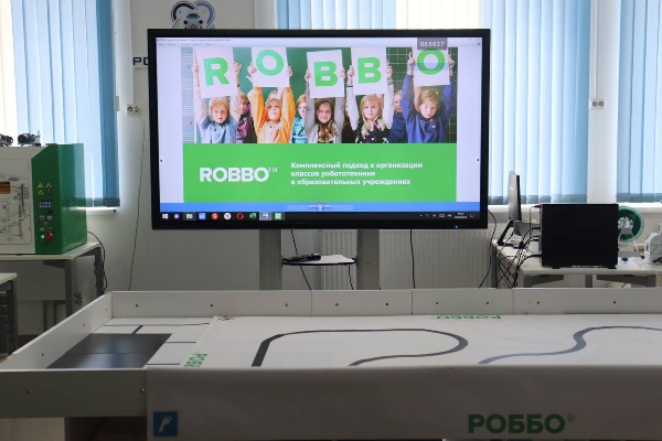 "Сегодня в республиканском детском технопарке «Кванториум» в качестве пилотного был открыт инженерный инновационный РОББО Класс – проект, запущенный по инициативе полпреда Президента РФ в СКФО Юрия Чайки и профинансированный из личных средств. Реализуется проект по поручению Владимира Путина.

Наша республика, как и другие регионы Северного Кавказа, получила комплекты робототехнического оборудования и методические комплексы для подготовки школьников в инженерных инновационных РОББО Классах: «РОББО 3D-принтер», «РОББО Лаборатория», «РОББО Схемотехника» и многое другое. Кроме того, каждый класс укомплектован современными ноутбуками на базе отечественной операционной системы MOS Linux.

Цель проекта – стимулировать обучение детей инженерным специальностям и робототехнике, а также помочь в профессиональной ориентации молодежи Северного Кавказа.

Замечу, что инженерные специальности становятся все более востребованными на рынке труда, и мы должны подготовить наших школьников к этим вызовам. Внедрение робототехники в образовательный процесс поможет создать новую культуру обучения, где акцент будет сделан на практическое применение знаний и навыков.

Хочу искренне поблагодарить Юрия Яковлевича за новый образовательный проект для детей Ингушетии. 
Уверен, что он вдохновит наших школьников на изучение науки и техники, а также поможет им реализовать свои идеи", - сообщил глава Республики Ингушетия Махмуд-Али Калиматов.