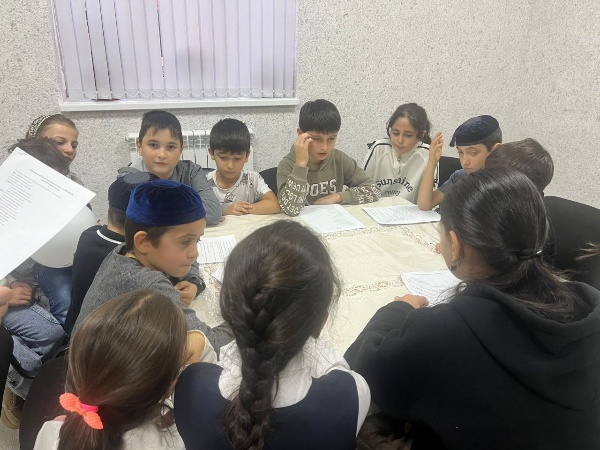 «Что значит быть толерантным?» — такой важный разговор состоялся 25.11.2025г. в ДК Ляжги! 

Методист Дома культуры Измайлова Р. У. провела увлекательную беседу‑диспут для юных жителей нашего поселения.

В ходе встречи ребята:

•узнали, что такое толерантность и почему она так важна в современном мире;

•поразмышляли над реальными ситуациями из школьной жизни и искали пути их  ассоциациями 

•обсудили, чем толерантность отличается от безразличия и как реагировать на непохожие мнения.

В формате открытого диалога дети учились:

•слушать и слышать собеседника;

•уважительно выражать свою точку зрения;

•находить общий язык даже в сложных ситуациях.