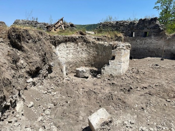 Исследования остатков Назрановской крепости, после расчистки двух каменных башен, выявили различные исторические конструкции, в том числе - конструкции уникальных винтовых, разрушенных временем и людьми лестниц, находящихся в центре каждой башни. Выявление "АСМ Групп" именно этих конструкций, позволяет аргументированно говорить о строительстве существующей крепости в 1843 году. Кроме того, выявлены основания еще двух оборонительных башен.

Партнеры проекта - Благотворительные фонды "САФМАР" и "Возрождение".