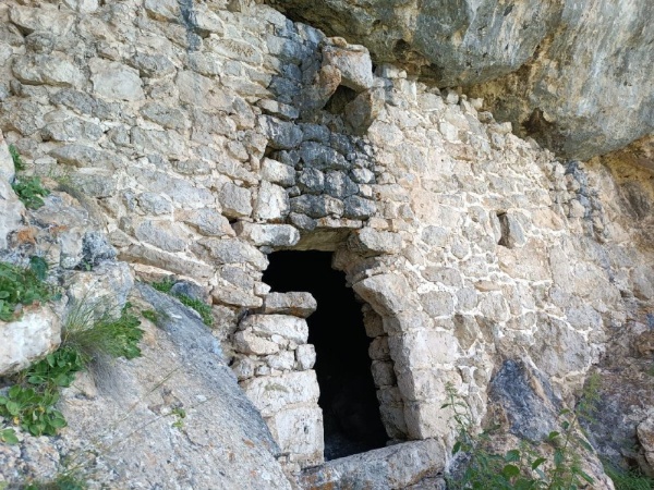 В ходе проводимого обхода, сотрудники Джейрахско-Ассинского музея-заповедника, в 3-4 км севернее  от башенного комплекса «Гули», на горе Гийрахье, обнаружили ранее не учтенный объект – уникальное архитектурное сооружение, пристроенное к горному хребту.  

Объект имеет два яруса, арочный дверной проем, оконный проем и, предположительно служила нашим предкам овчарней (желом) для загона скота.   Сооружение также снабжено одним машикулем-балкончиком.

Объект имеет хорошую сохранность, возможно благодаря тому, что он, как и Дзауркъонги-Джел - более известный уникальный памятник, дошедший до нас в первозданном виде, и расположенный в Верхнем Гули, пристроен к скале, которая обеспечивает им защитную функцию.

Памятник после проведения соответствующих работ будет внесен в перечень выявленных объектов культурного наследия республики.