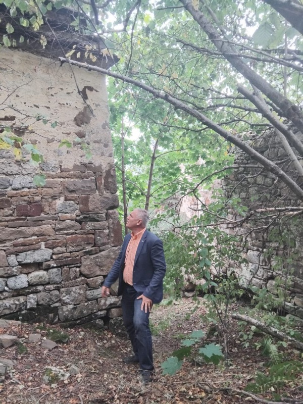 В продолжении плановых работ по выявлению и учету ранее не учтенных объектов культурного наследия, в Верхнем Оздике проведены полевые работы по внесению в перечень выявленных объектов культурного наследия республики Ингушетия коллективных усыпальниц эпохи средневековья. В черте поселка, недалеко от башенного комплекса, зафиксированы ранее не учтенные склеповые захоронения в количестве 7 штук.

Как известно, склеп – это надземное или подземное помещение, предназначенное для захоронения умерших, были вызваны к жизни в горной местности из-за острого недостатка земли. Сложены они из нетесаных камней, на извести, имеют желтую облицовку и лазы в каждом ярусе, через которые втаскивали покойников. В зависимости от числа ярусов лазы располагаются по всем сторонам склепа, служа входом в каждый ярус, также в стенах нередко встречаются маленькие сквозные отверстия, обеспечивающие вентиляцию, благодаря чему происходила естественная мумификация останков. Также, когда в горах свирепствовала чума или другая заразная болезнь, инфицированные люди, чтобы не заражать других, уходили умирать в такие склепы. Взяв с собой небольшое количество пищи, они изолировались в этом склепе, где они либо умирали, или либо выздоровев возвращались к прежней жизни. 

Склепы для ингушей служили той же башней, только в другом мире, поэтому их возводили основательно и очень аккуратно. «Человеку при жизни нужна башня, а после смерти - склеп»: - говорили наши предки.

Некоторые из учитываемых объектов были обвалены, а некоторые из них сохранили большой строительный объем и некоторые конструктивные детали.

Описанные объекты будут включены в перечень выявленных объектов культурного наследия республики.  