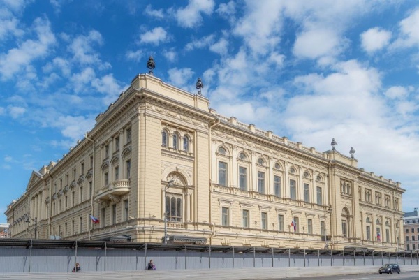 Что объединяет все значимые и замечательные объекты, представленные на фото? - Благовещенский собор в Воткинске, Клубный дом в Иране, Духовная Академия и Консерватория им. Римского-Корсакова, а также Канатный цех с водонапорной башней в Петербурге, Павильон ВДНХ "Зерно" в Москве, Павильон "Орла" в Гатчине, Верхний сад в Петергофе, Усадьба А.С.Пушкина в Нижегородской области и Фабрика-кухня в Самаре... Все эти прекрасно реализованные объекты реставрации стали номинантами VII Международного конкурса "Золотой Трезини" 2024, но...  уступили маленькому и гордому башенному комплексу "Харпе" в горной Ингушетии, ставшему финалистом конкурса в номинации "Реставрация".
